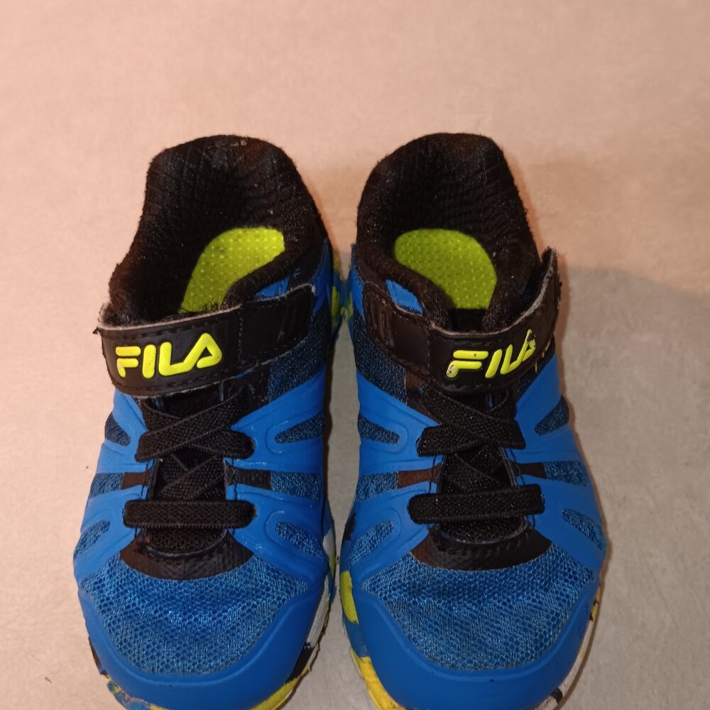 THIS IS A PAIR OF TODDLER FILA SHOES SIZE 5